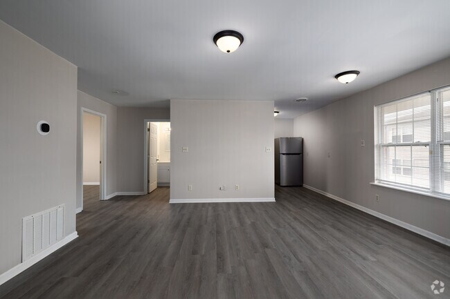 2 BR, 1 BA - 768 SF