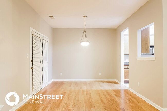 Photo - 1910 Oakbluff Way SW