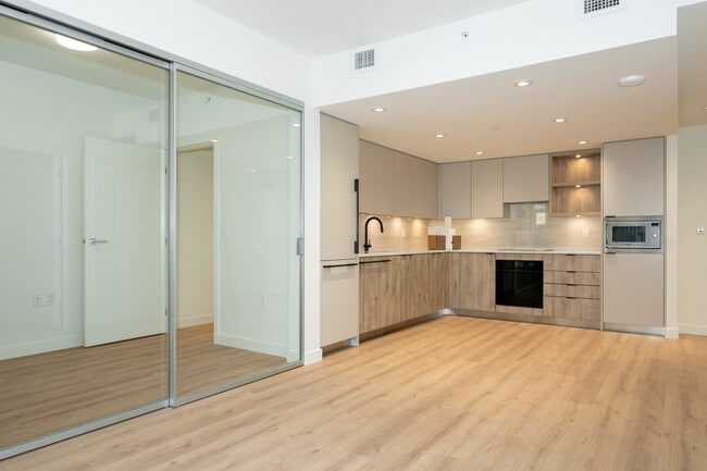 Photo - 526-755 Harbourside Unit 526