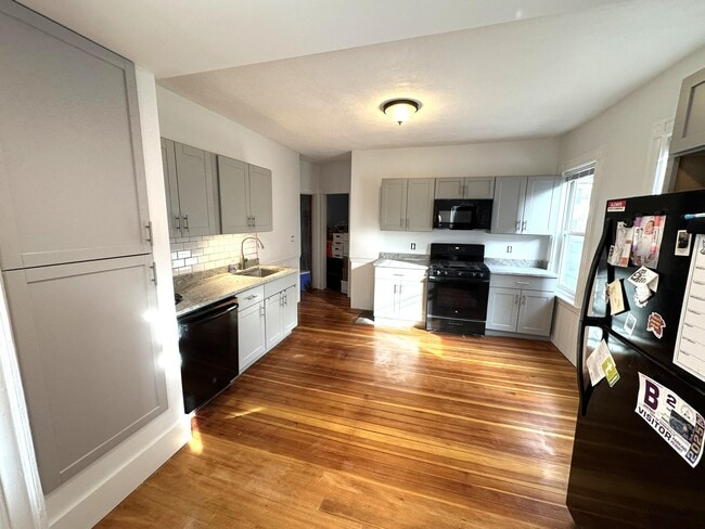 Building Photo - 28 Lexington Ave Unit 1