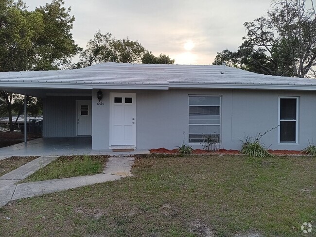 Building Photo - Cute 2 bedroom home with 1 1/2 baths and a...