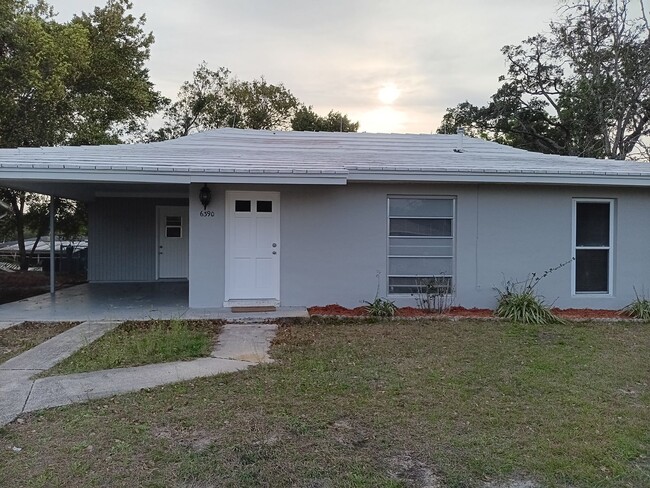 Cute 2 bedroom home with 1 1/2 baths and a... - Cute 2 bedroom home with 1 1/2 baths and a...