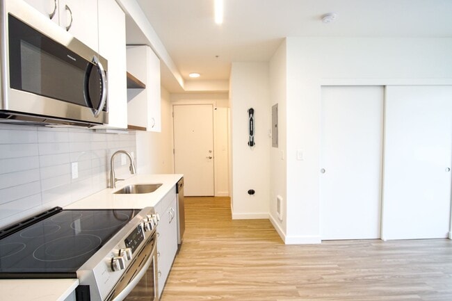Photo - Impeccable Modern Studio with Luxe Finishes + Balcony! Unidad 202