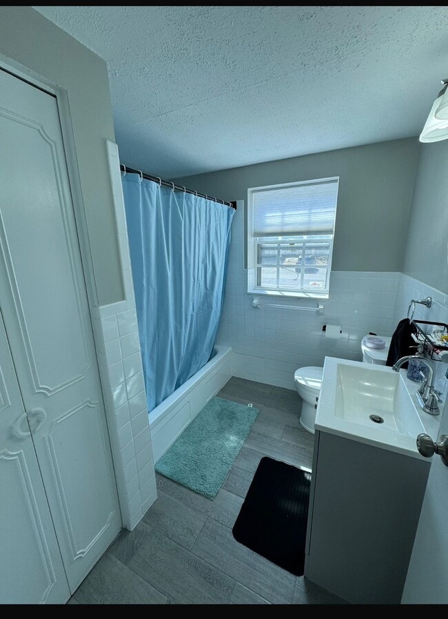 Building Photo - 149 Lake Shore Rd Unit 2