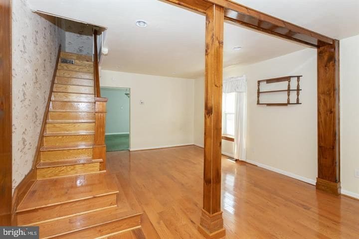 Photo - 806 Queen St