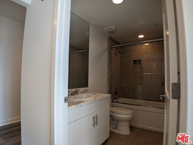 Photo - 5143 White Oak Ave Unit 401