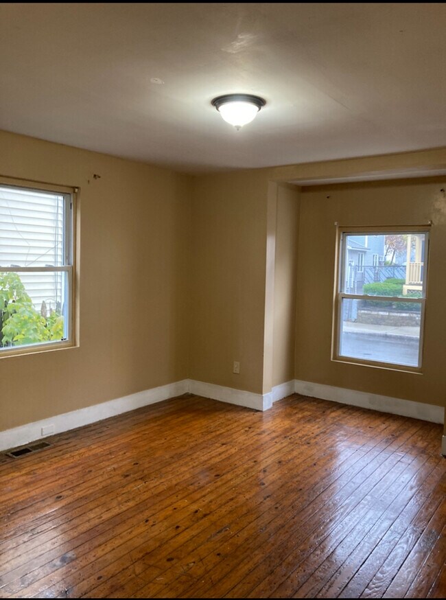 Photo - 210 Farnham St