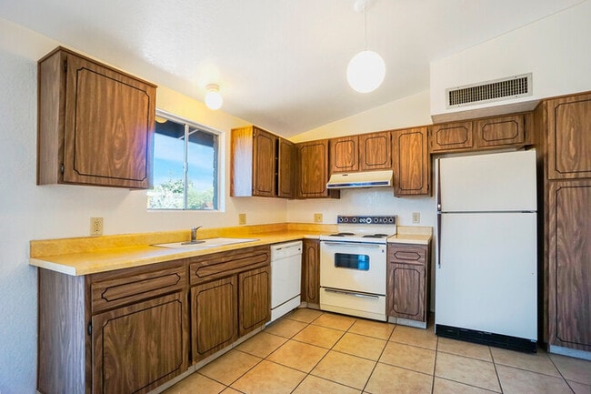 Photo - Northwest location,3 Bd/2 Bath, single carport, detached 2 car garage home