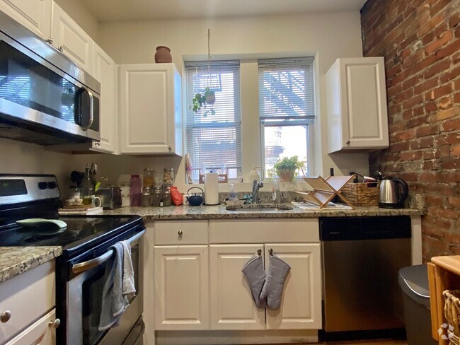 Building Photo - Nicely renovated 1 bed in the heart of the... Rental