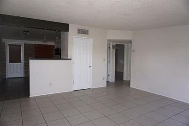 Photo - 935 E Adelaide Dr