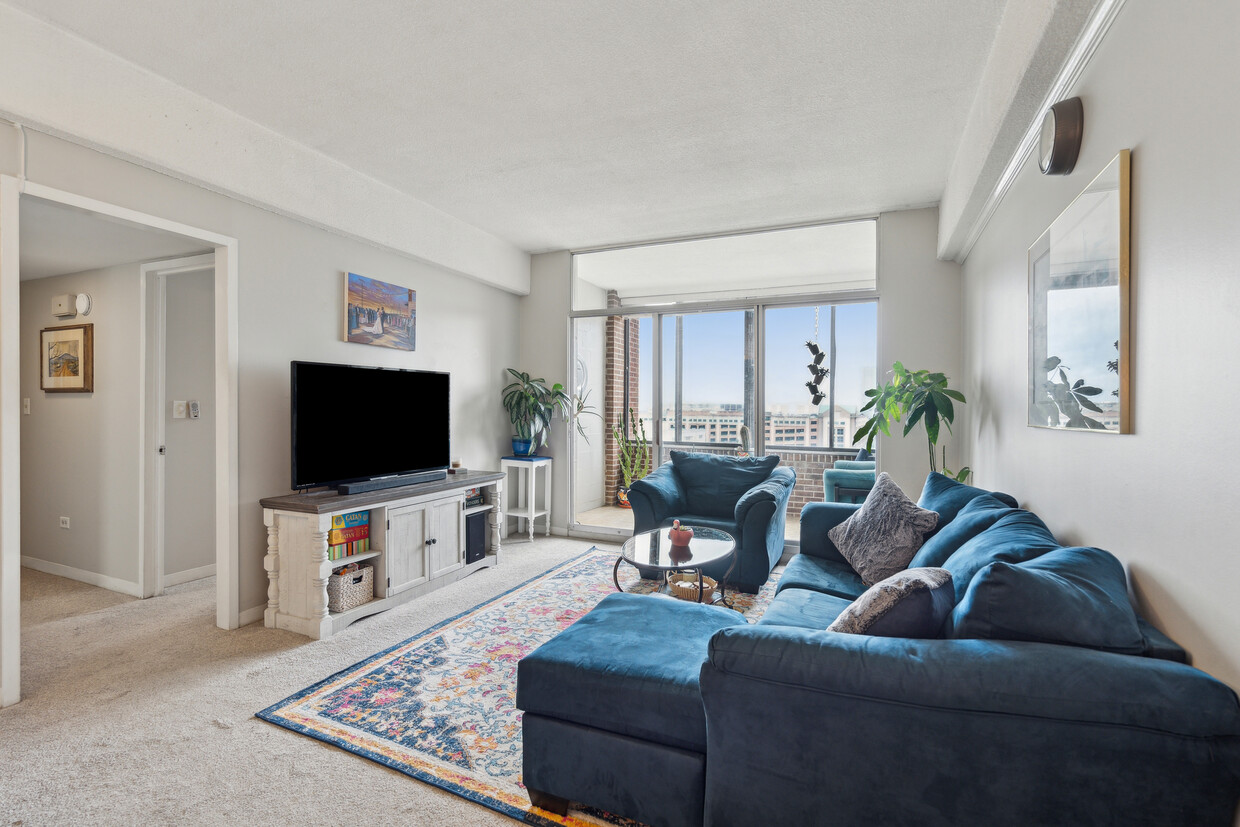 Living Room - 14 Lockwood Dr (Charleston, SC)