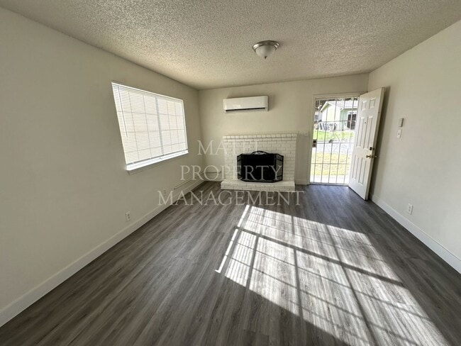 Building Photo - GIL560 Unit 1