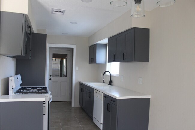 Photo - 4920 Deerwood Cir