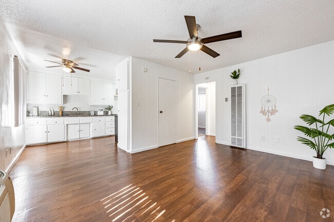 1BR, 1BA - 735SF - Living Room