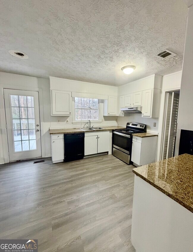 Photo - 975 Daisy Ct NW