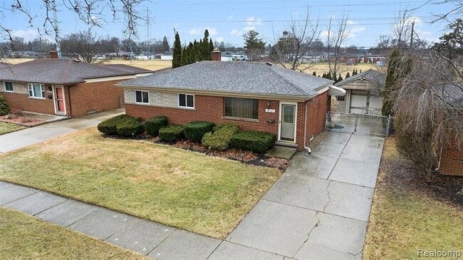 Photo - 30745 Iroquois Dr