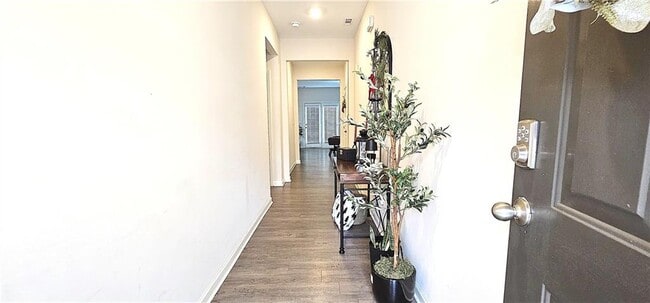 Photo - 404 Starbuck Parkway