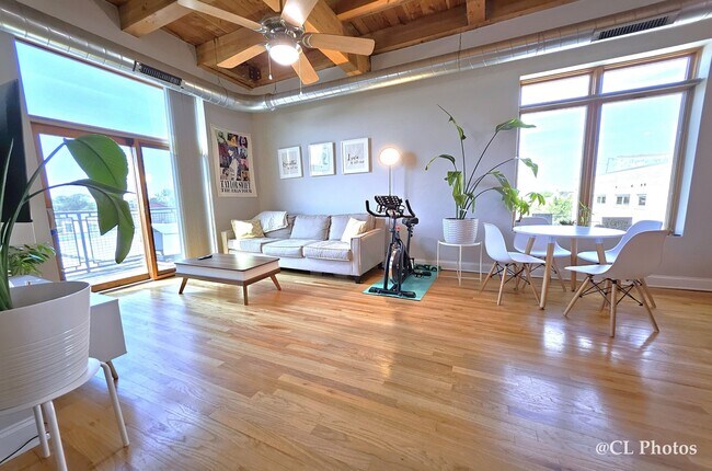 Photo - 500 N Damen Ave