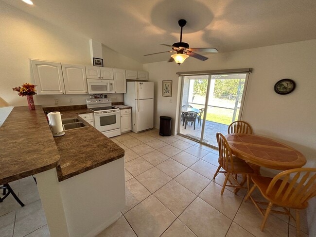 Photo - Triplex unit for rent-Fully furnished