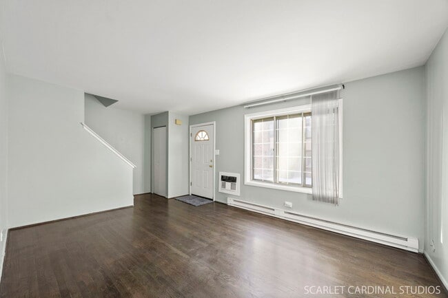 Photo - 1S213 Holyoke Ln