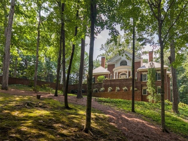 Photo - 140 Valley Rd NW