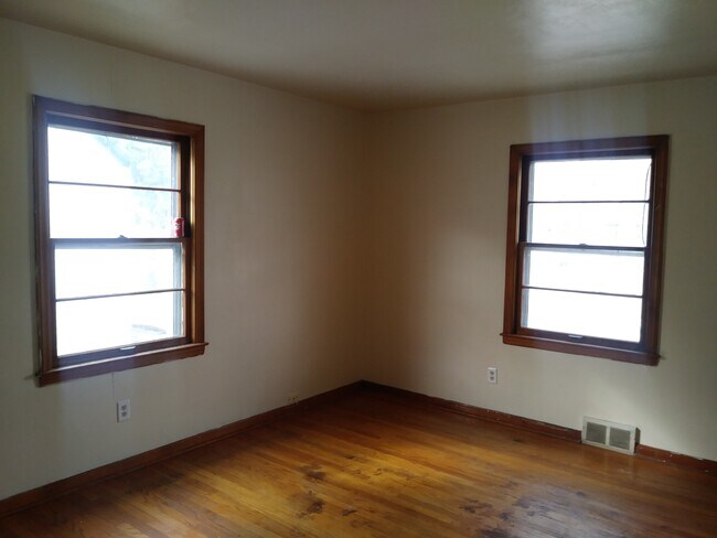 Photo - 4612-14 N 46th St Unit lower