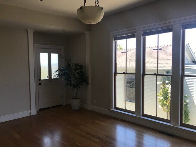 Living area - 1374 E 32nd St Unit D