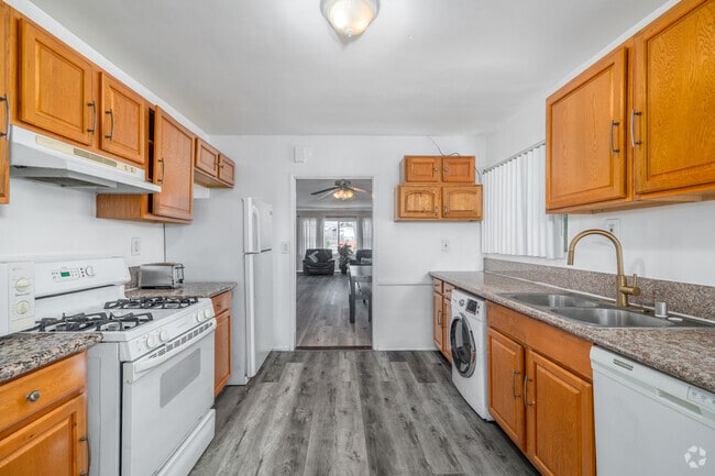 3 habitaciones, 2 baños - 1200 pies cuadrados - Cocina - 1554 S Stanley Ave