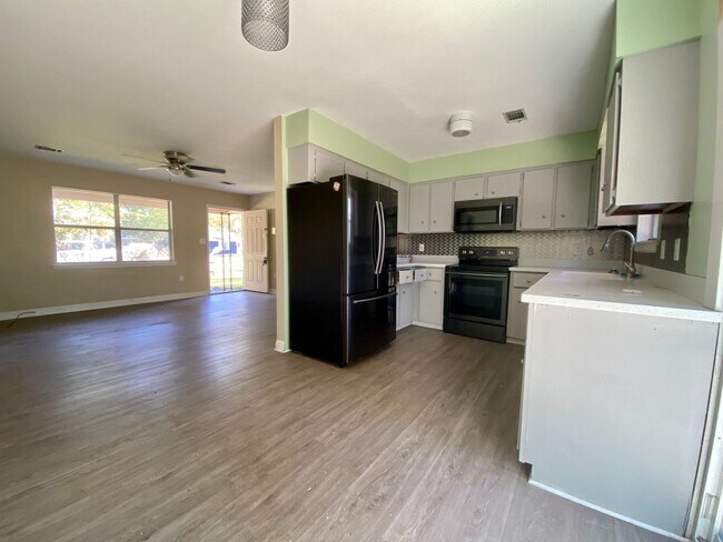 980 White Cir