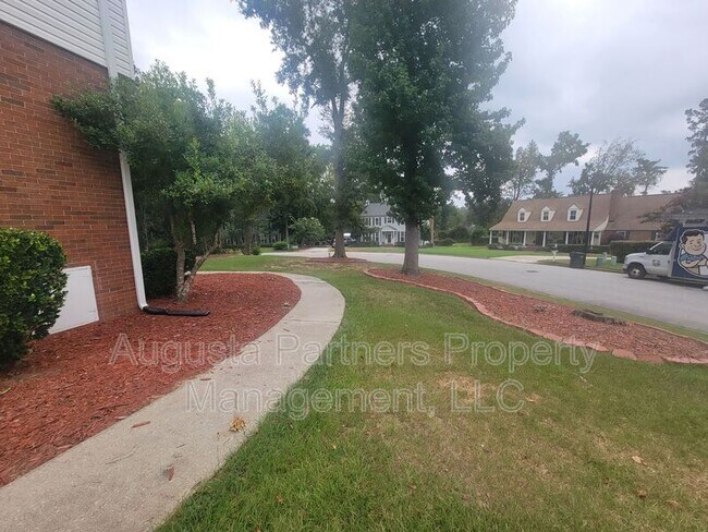 Photo - 288 Wakefield Ln S
