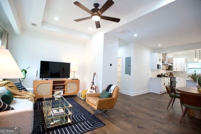 Photo - 1718 Line St