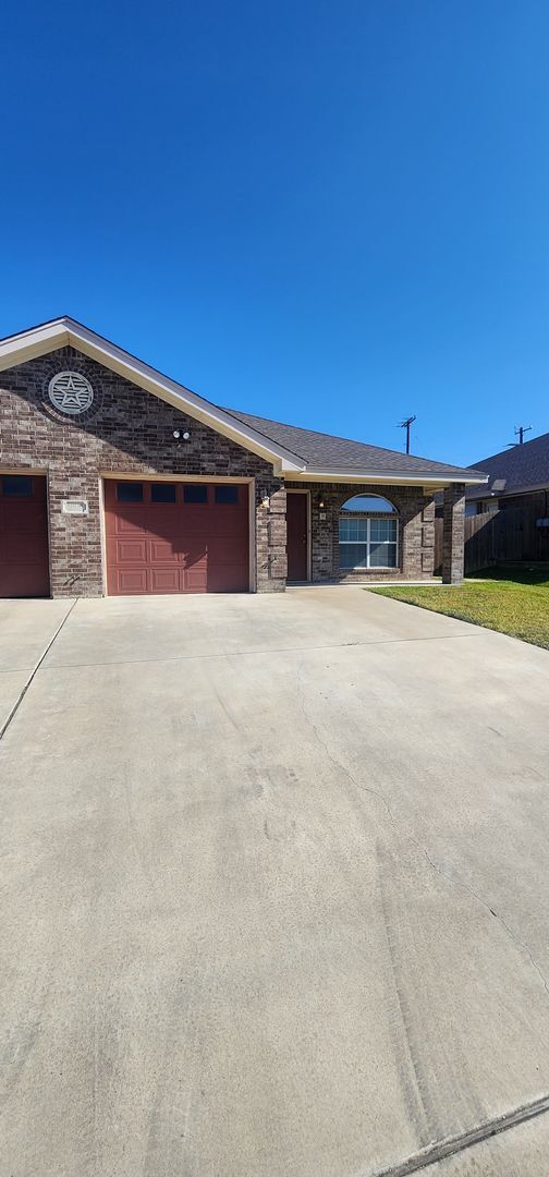 Building Photo - 3 Bedroom 2 bath Duplex South Killeen