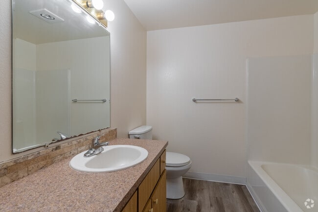 2BR, 1BA - 838SF - Bathroom