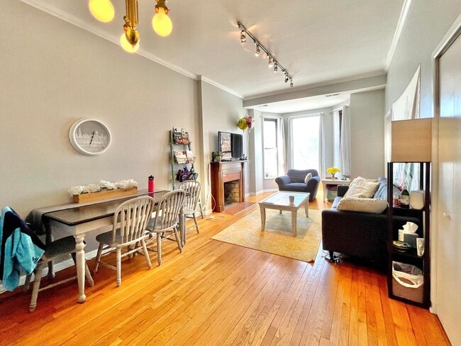 Photo - Spacious 2 bd/1 bath Condo in Lincoln Park!