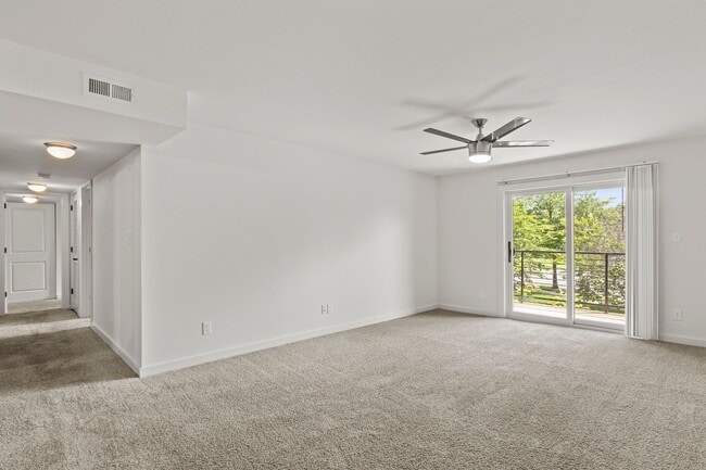 Living Room - Lakewood Park Apartments