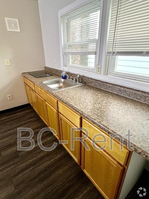 Building Photo - 1127 Main St Rental