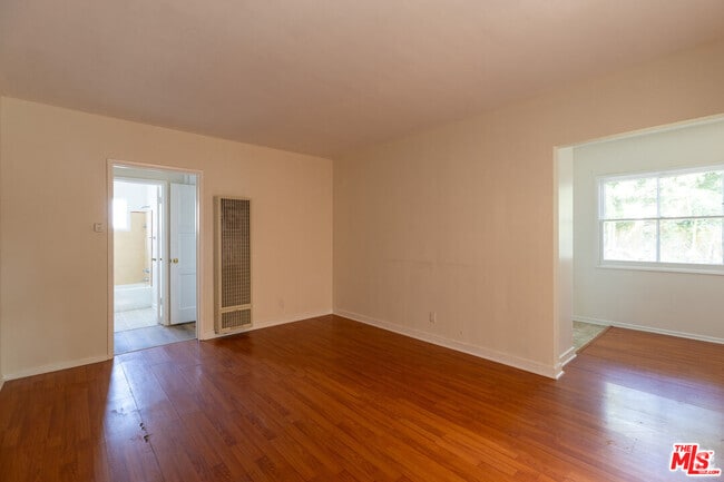 Building Photo - 1316 1/4 S Barrington Ave-1316 Unit 1316 Rental