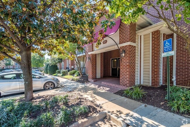 Building Photo - Beautiful 2 Bed 2 Bath Condo Beautiful Com...