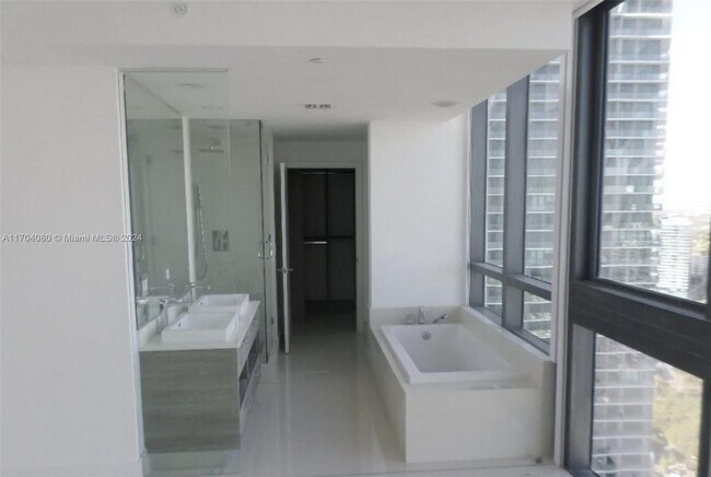 Photo - 650 NE 32nd St