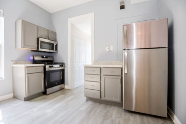 Building Photo - 3525 W Dickens Ave Unit #2