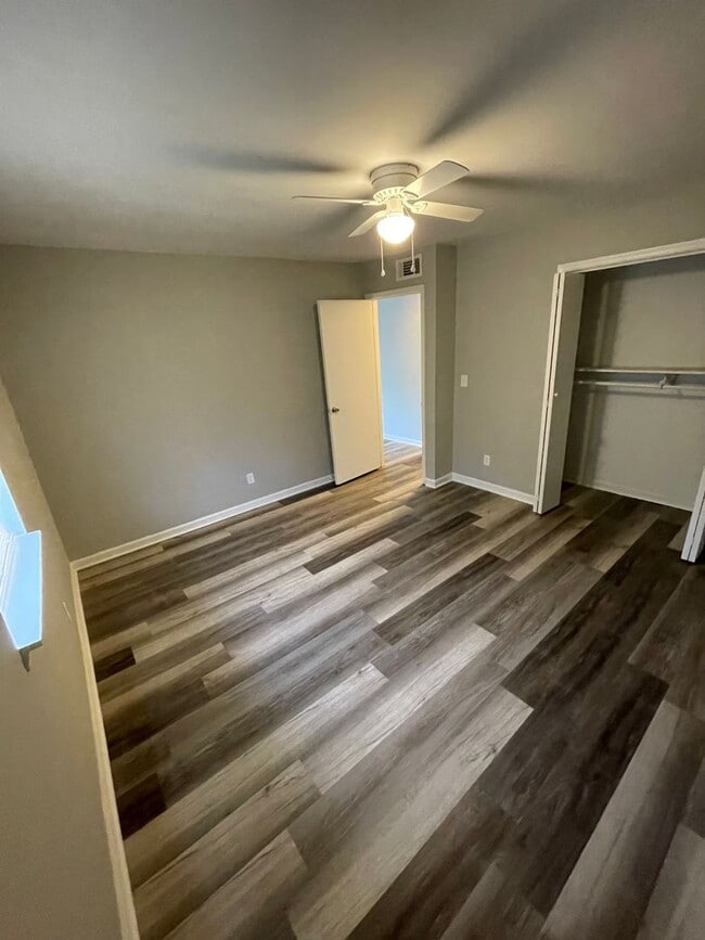 Photo - 2 Bedroom / 1 Bath Carrollton Apartment - Updated!