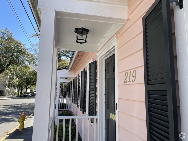 Building Photo - 215 W Taylor St Rental
