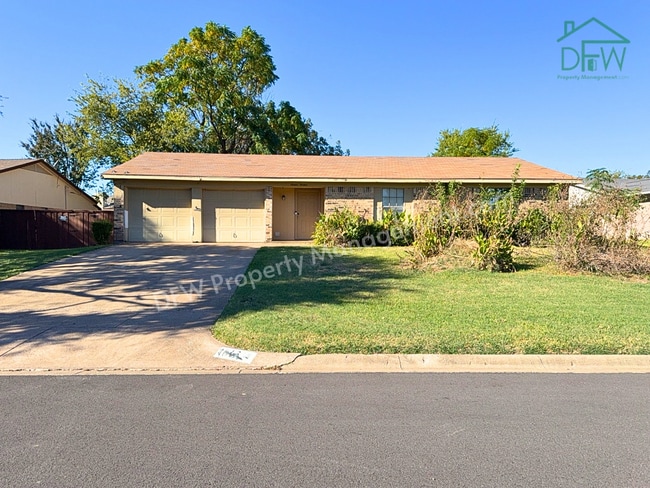 Building Photo - Spacious 3-Bedroom Home for Lease with Large Fenced Backyard in Quiet Benbrook Neighborhood