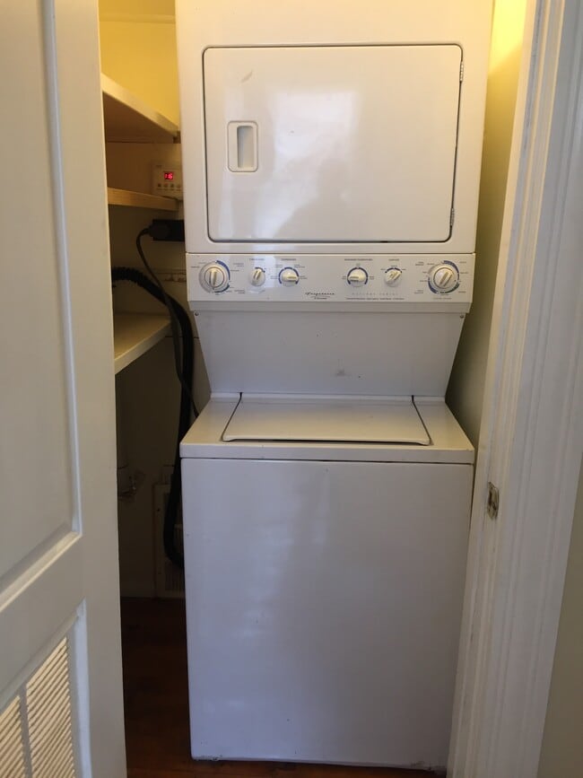 In unit laundry - 4532 S Francisco Ave Unit 2