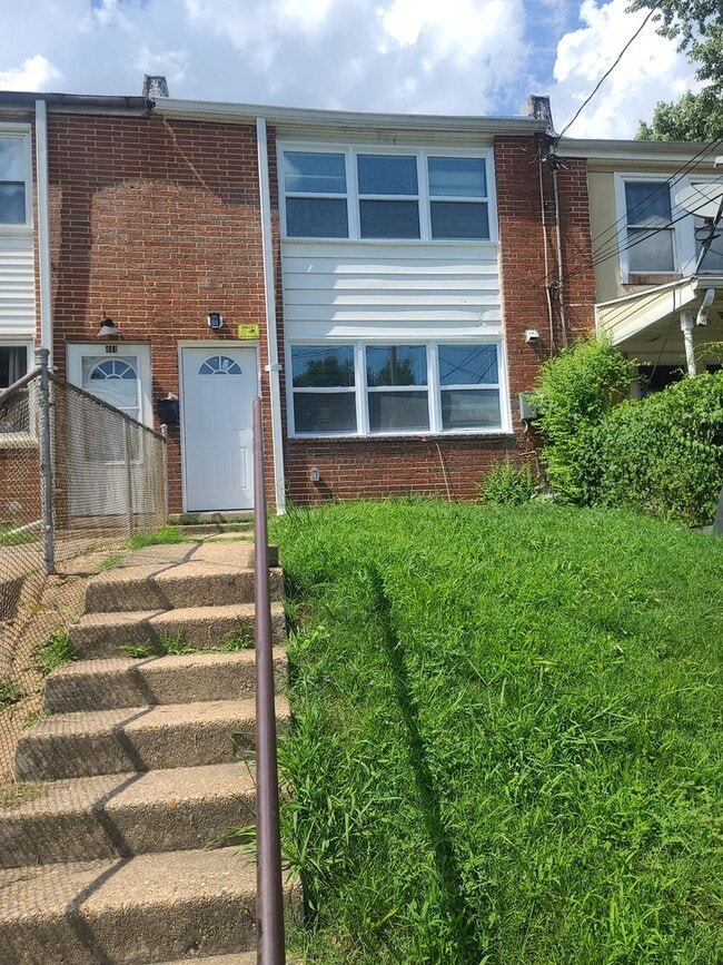 Building Photo - Newly Renovated Townhome Coming Soon!