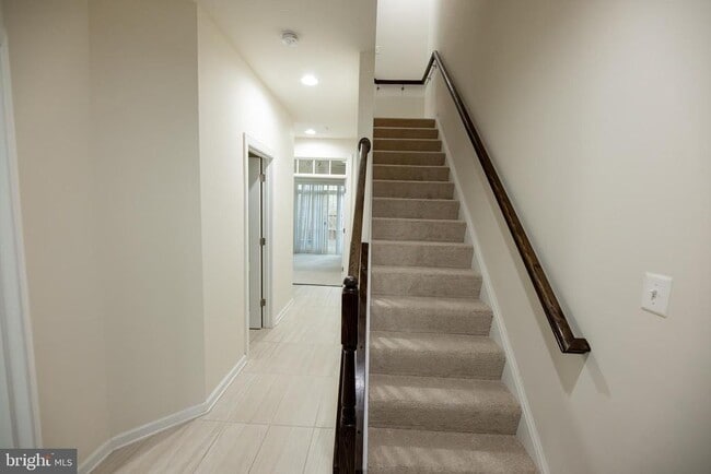 Building Photo - 7386 Riding Meadow Way