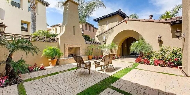 Building Photo - Available NOW***Charming 3-Level Townhome ...