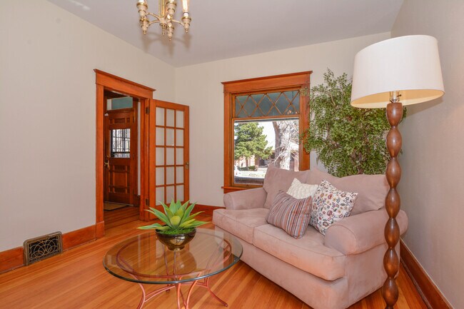 Photo - 3837 King St Casa