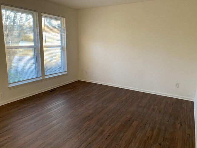 Photo - 3 bedroom & office -2 baths -2 car carport - washer/dryer hook ups - Den and formal living room- ...