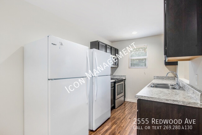 Photo - 2555 Redwood Ave